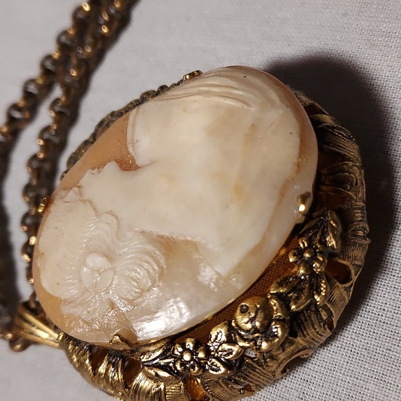 Vintage Hand Carved Shell Cameo Necklace Chunky Gold Tone - Picture 2 of 11